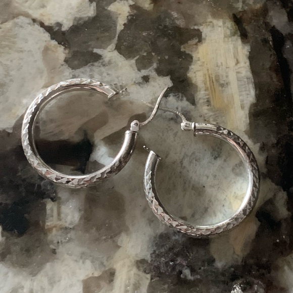 Thai Sterling Silver Diamond Cut Tube Hoop Earrings, Stamped 925 - Picture 7 of 10